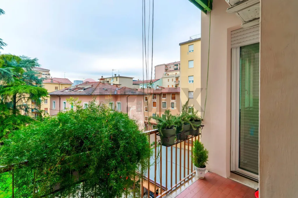 Balcon - Rustic Triplex with Balcony in Brescia