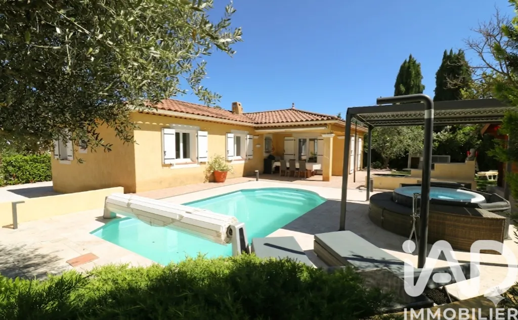 Piscine - Villa avec Piscine et Vue Calme à Néoules