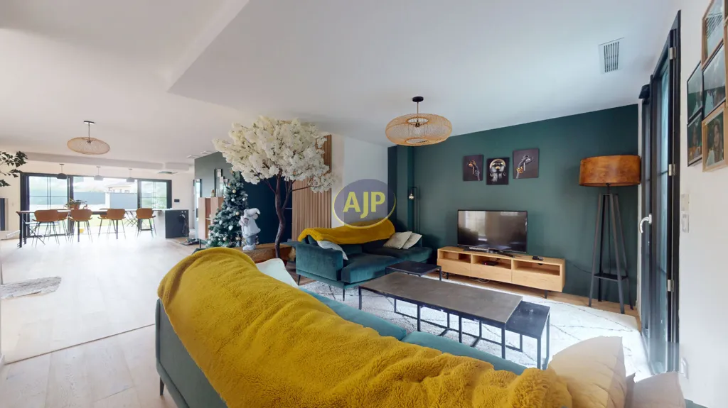 Living Room - Spacious House with South-Facing Garden in Mérignac