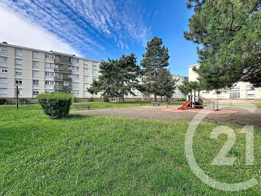 Aed - 3-Bed Apartment with Balcony in Corbas