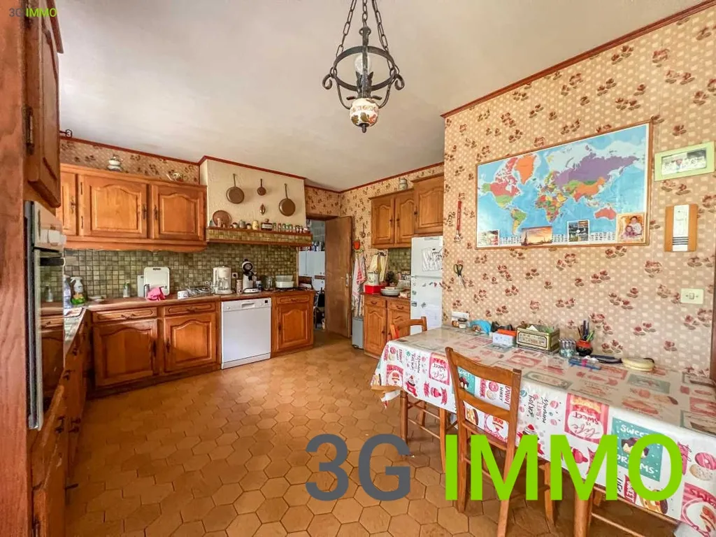 Salle à manger - Maison Traditionnelle avec Vue sur Plan d'Eau en Campagne