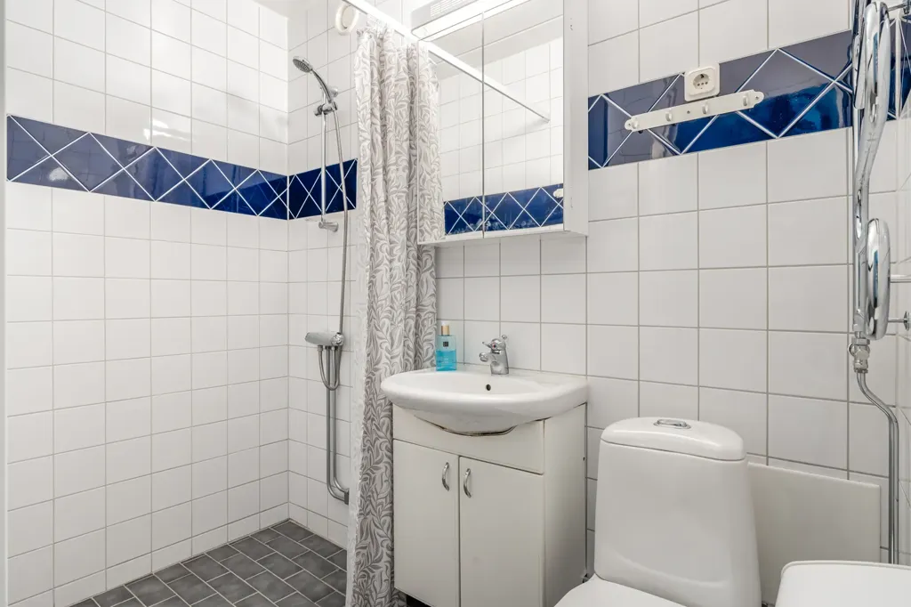 Bathrooms - Apartment with Rental Unit in Täby