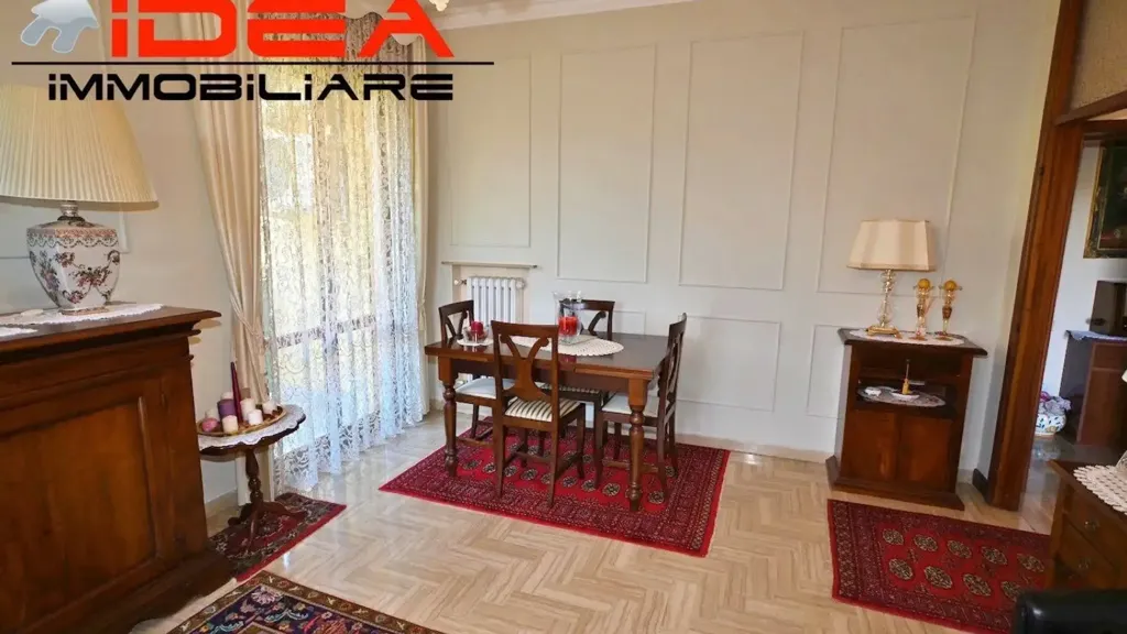 Dining Room - Five-Bedroom Apartment with Balcony in Modena