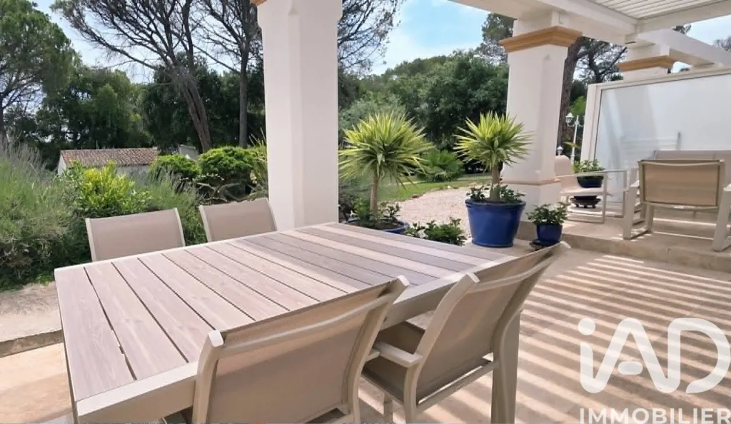 Terrass - Renovated 2-Bed Apartment with Pool in Saint-Raphaël