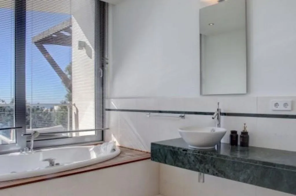 Bathrooms - Semi-Detached Villa with Sea Views in Marbella