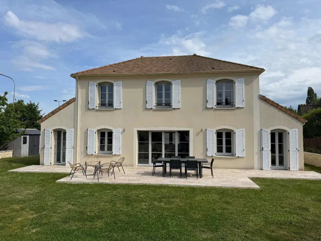 Exterior - Spacious House with Balcony in La Queue-Les-Yvelines