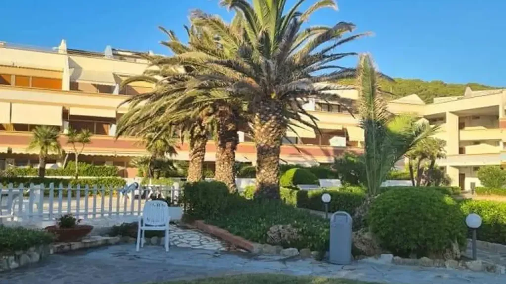 Aed - Seafront Studio with Pool in Quercianella