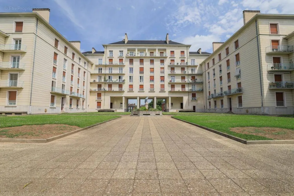 Exterior - 3-Bedroom Apartment with Balcony in Amiens