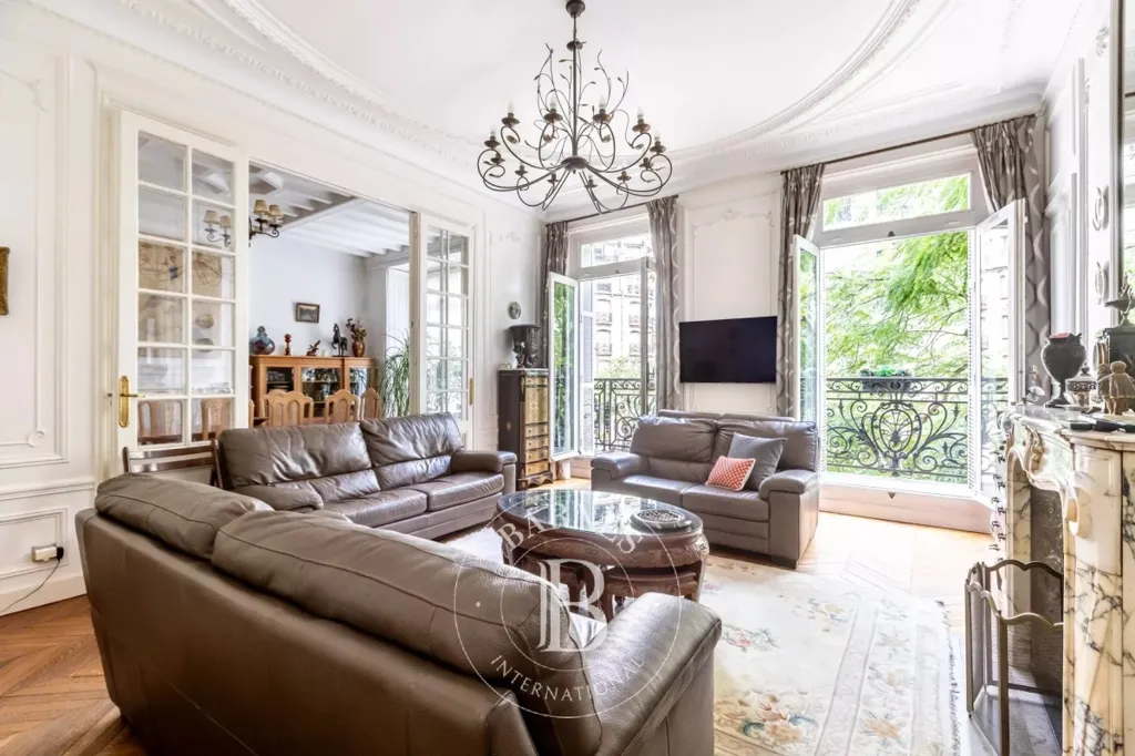 Soggiorno - Haussmannian Flat with Balcony in Paris 17