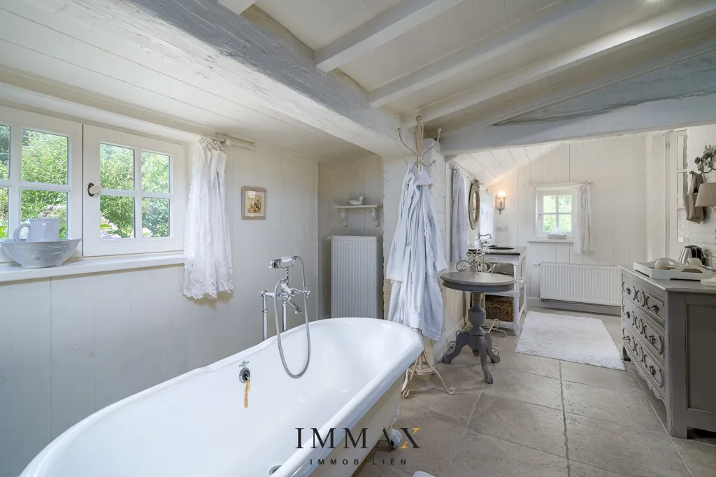 Vannitoad - Restored Manor with Water Surround in Jabbeke