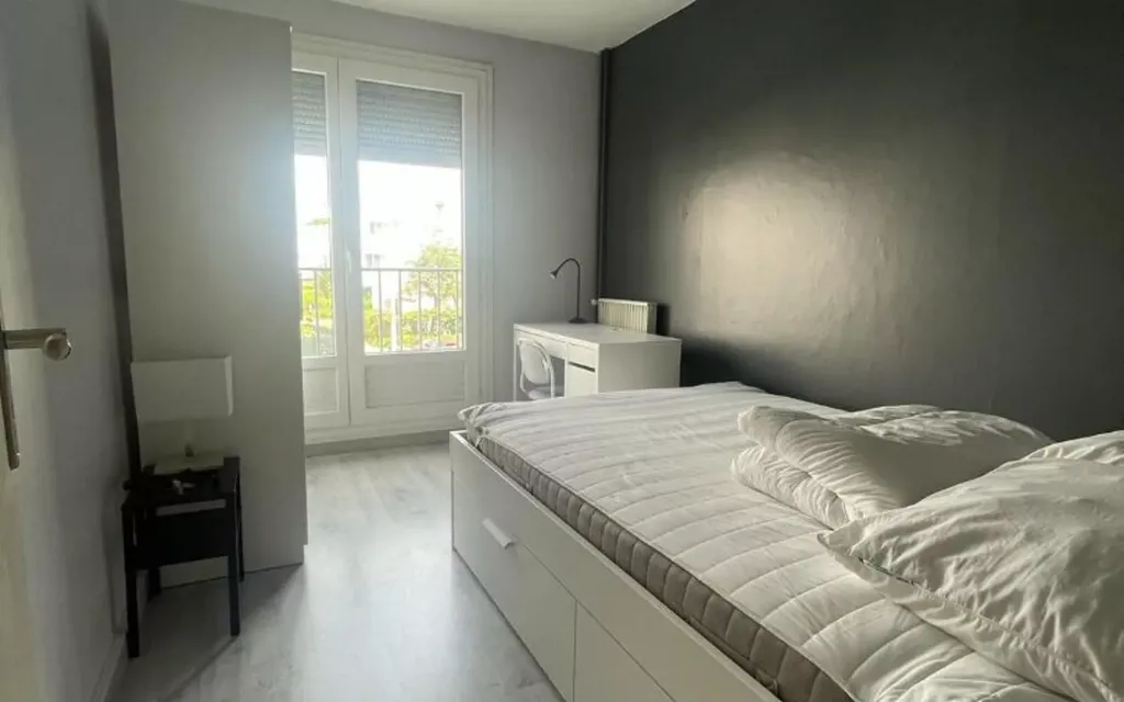 Chambres - Appartement 5 Pièces avec Balcon à Compiègne