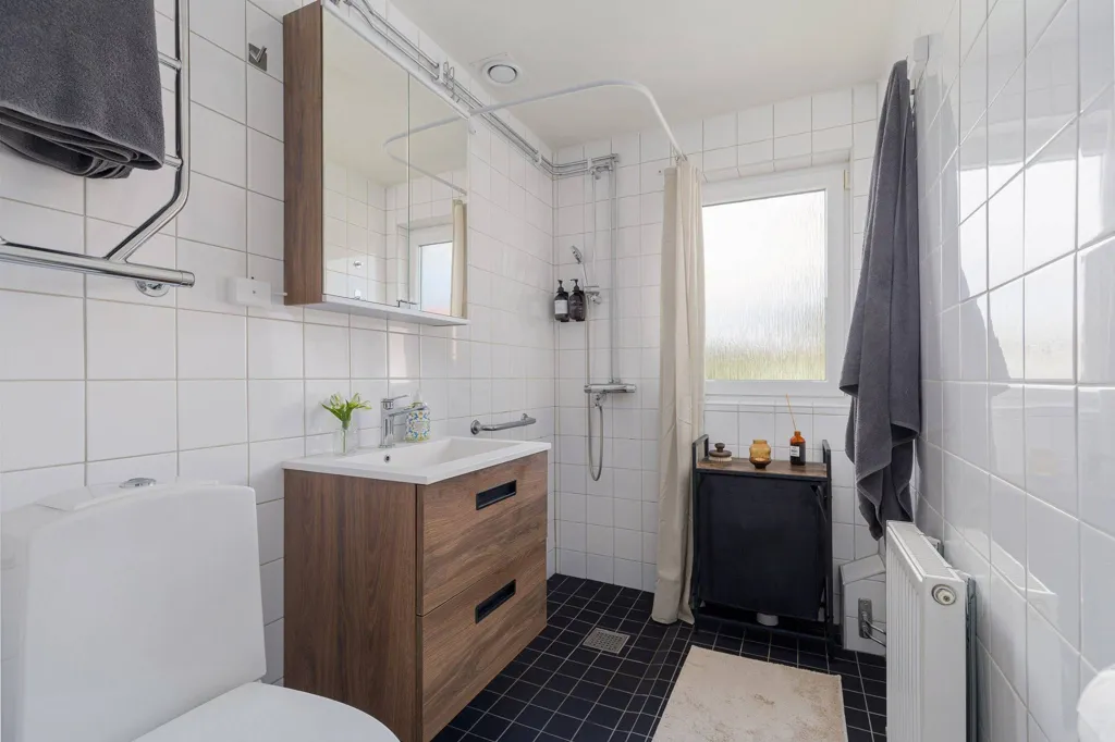 Vannitoad - Modern Two-Bedroom Flat with Balcony in Stockholm