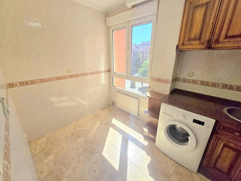 Pesuköök - 3-Bedroom Flat with Garage in El Llano, Gijón
