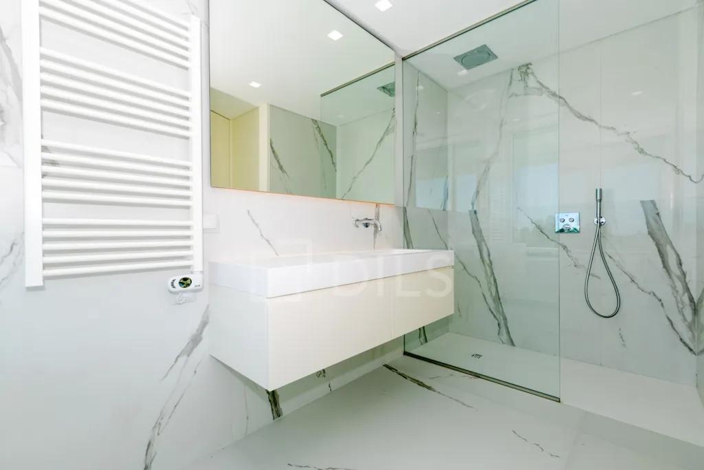 Bathrooms - Contemporary T5 with Pool in Loulé