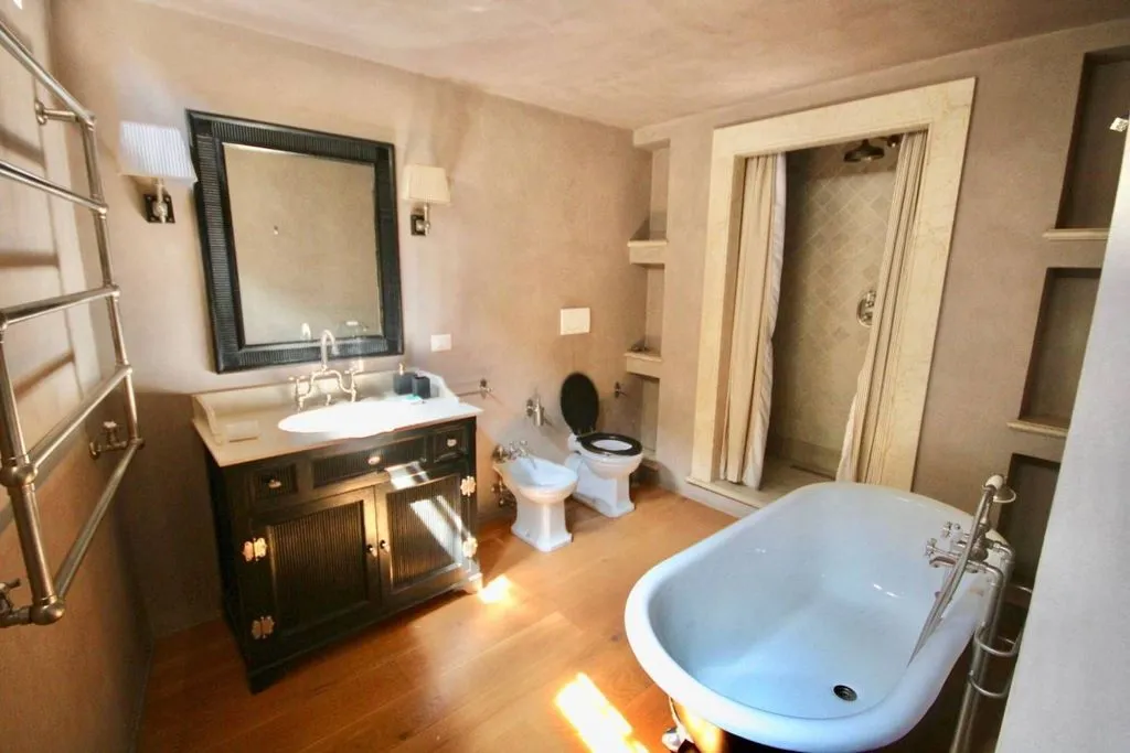 Bagni - Appartamento con giardino interno nel centro storico di Pistoia