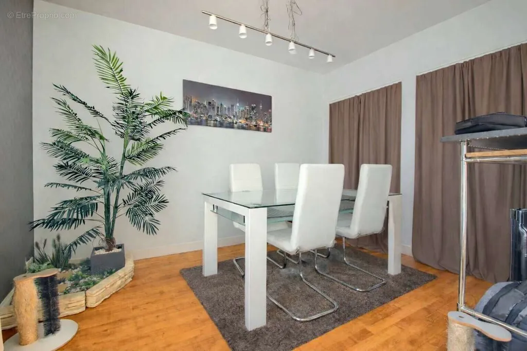 Söögituba - 4-Bed Apartment with Balcony in Rennes Sud