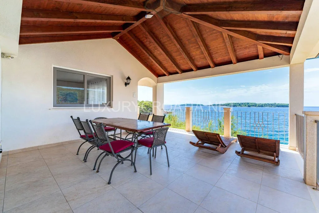 Terrass - Beachfront Villa with Jacuzzi in Korčula