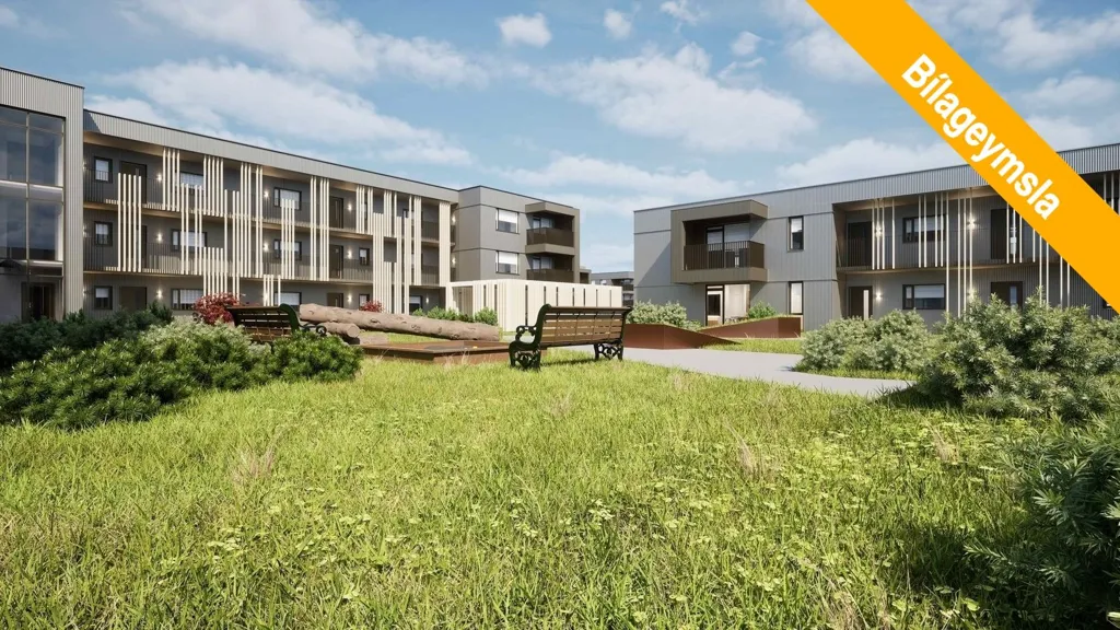 5-Bed Apartment with Balcony in Álftanes