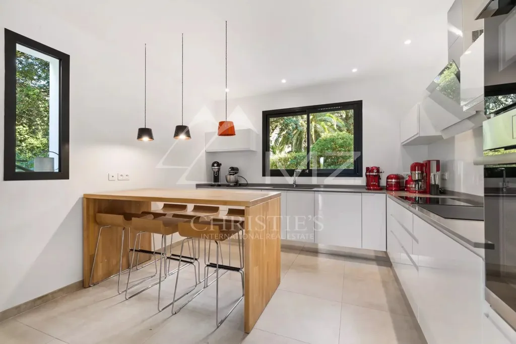 Cuisine - Villa Moderne avec Piscine à Cannes