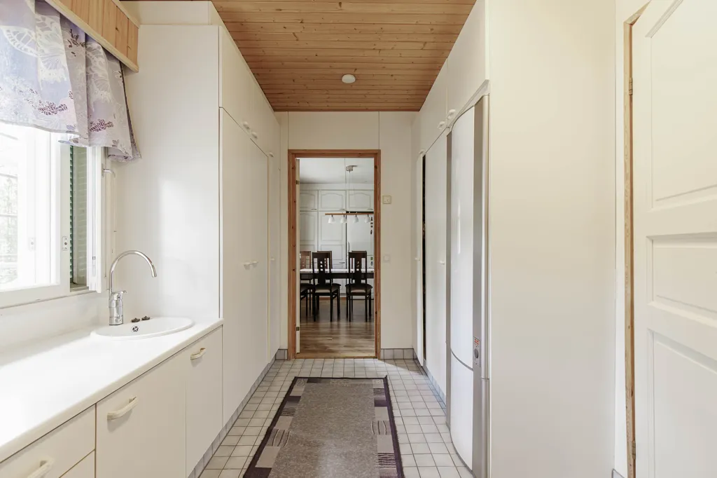 Esik - Spacious Detached House with Garden in Riskunmäki