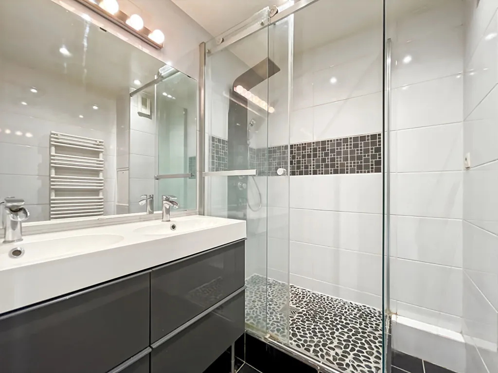 Vannitoad - 4-Bed Apartment with Balcony in Antony Centre
