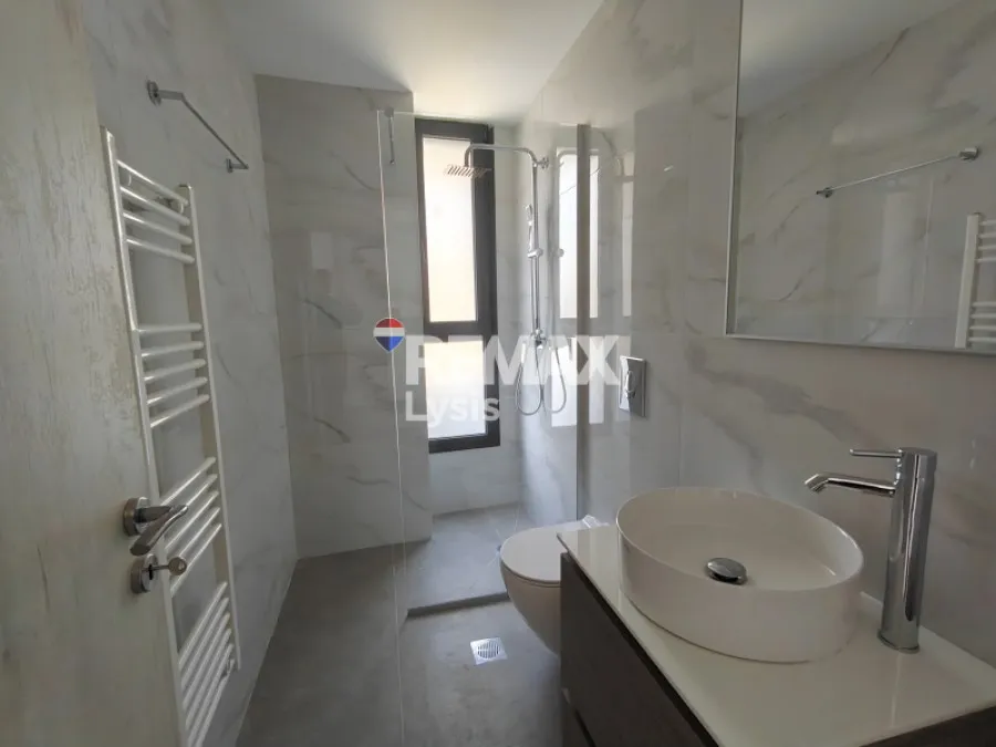 Salles de bain - New Apartment with Unrestricted View in Glyfada