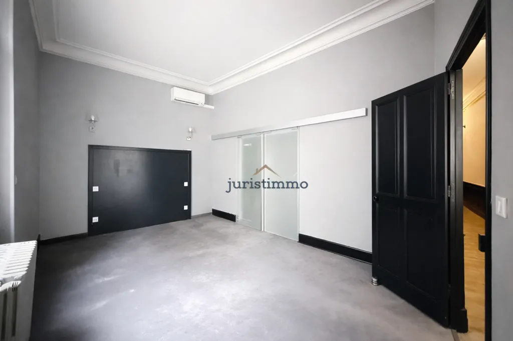 Toad - Haussmannian Apartment with Covered Terrace in Orange