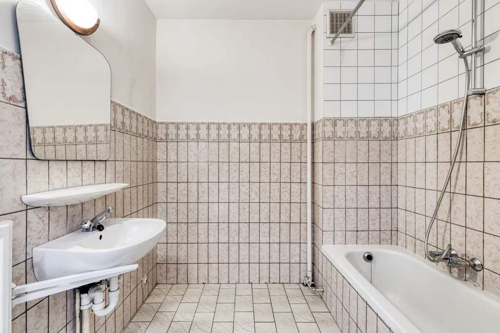 Vannitoad - Two-Bedroom Apartment with Terrace in Merksem
