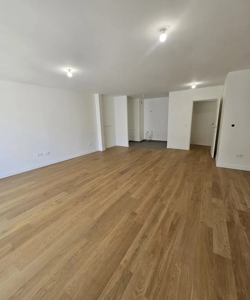 Elutuba - 4-Piece Flat with Balcony in Charenton