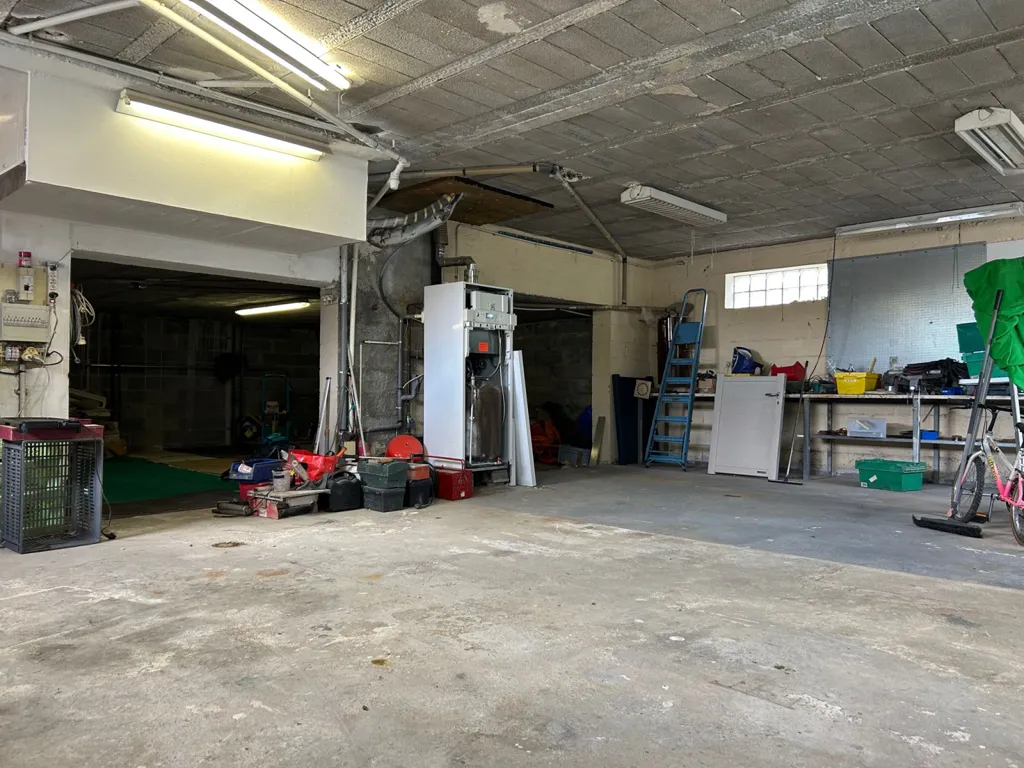 Garage - Maison avec Vue sur le Golf à Juvignac