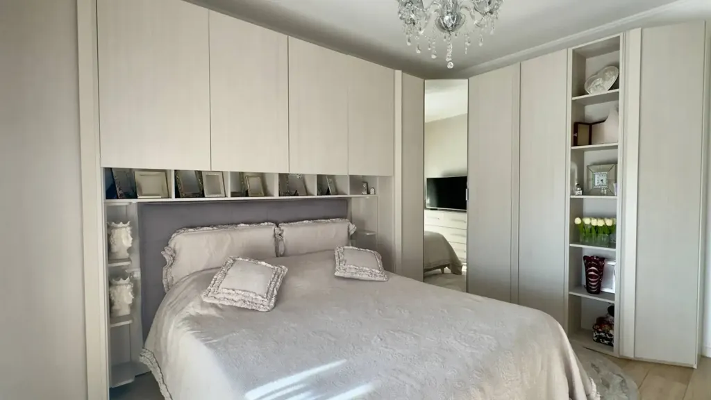 Chambres - Rear-Facing Apartment with Balcony in Cinisello Balsamo