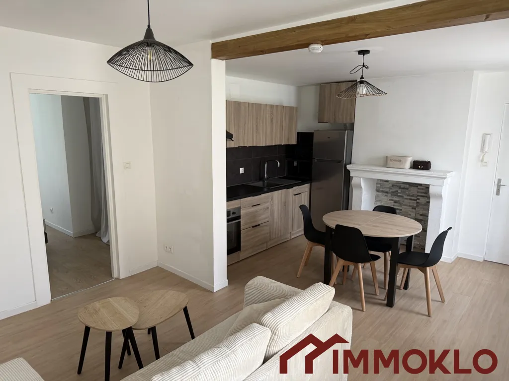 Living Room - Furnished Flat with Balcony in Rue de Bonsecours