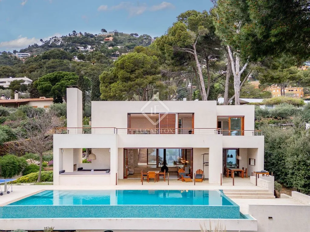 Piscine - Architectural Villa with Sea View in Aiguablava
