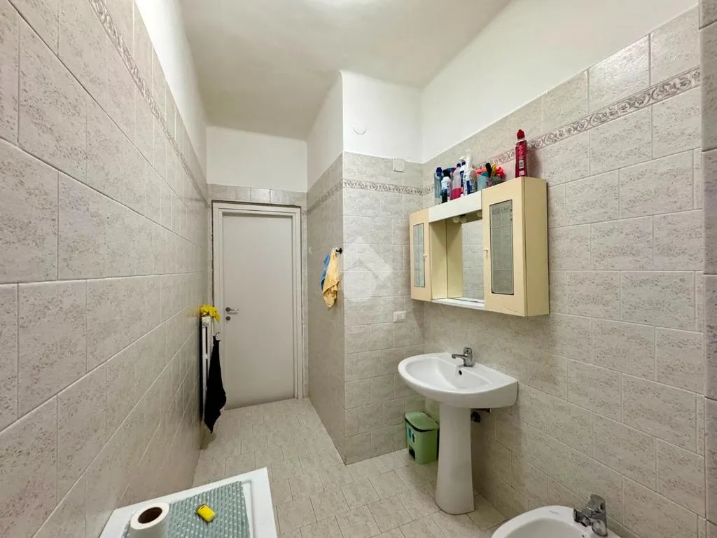 Salles de bain - 3-Bedroom Apartment with Balcony in Bari