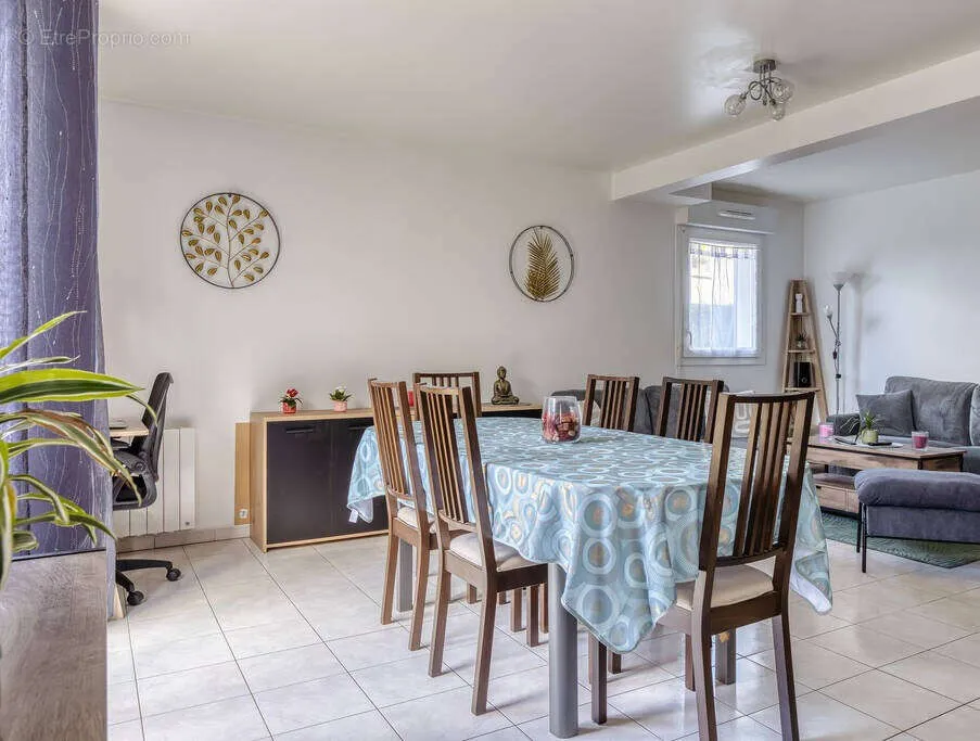 Dining Room - 5-Bedroom House with Garden in Quiet Area