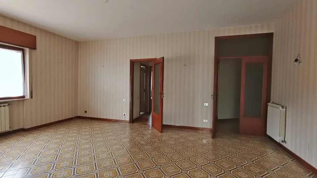 Pièces - Three-Bedroom Apartment with Balcony in Solofra