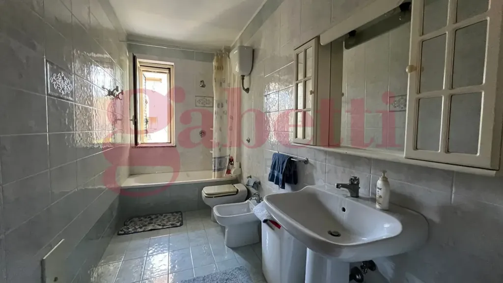 Salles de bain - Mansard Apartment with Terraces in Telese Terme