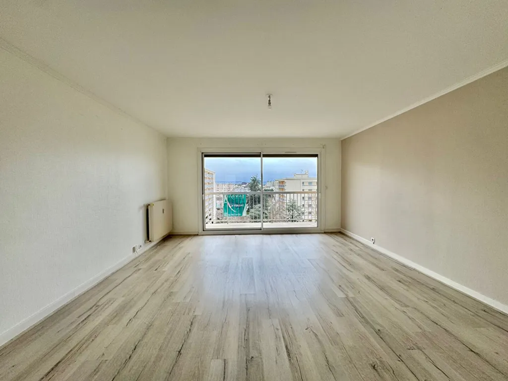 Rooms - Bright 3-Bedroom Apartment with Balcony in Saint Marceaux