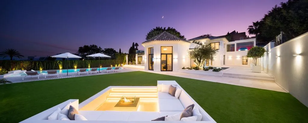 Piscine - Contemporary Villa with Golf Views in Nueva Andalucía