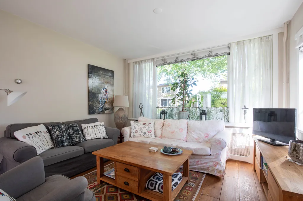 Elutuba - Two-Storey House with Souterrain in Aalsmeer
