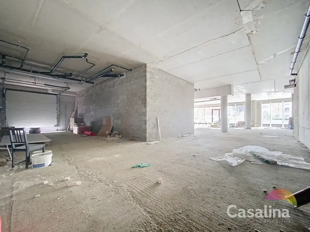 Garage - Corner Retail Unit in Evere