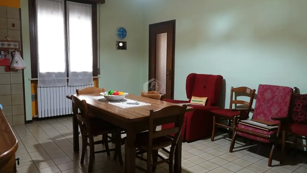 Salle à manger - Semi-detached Apartment with Garden in Suzzara