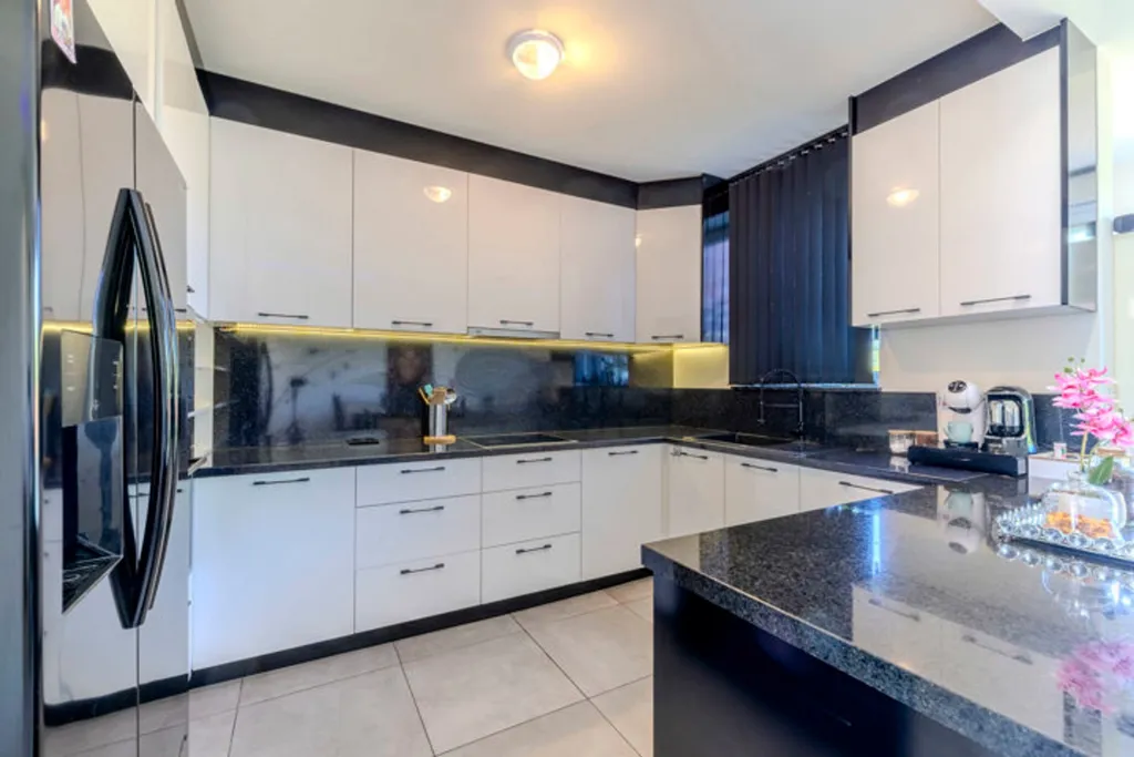 Cuisine - Maison Moderne avec Espace Vert à Balen