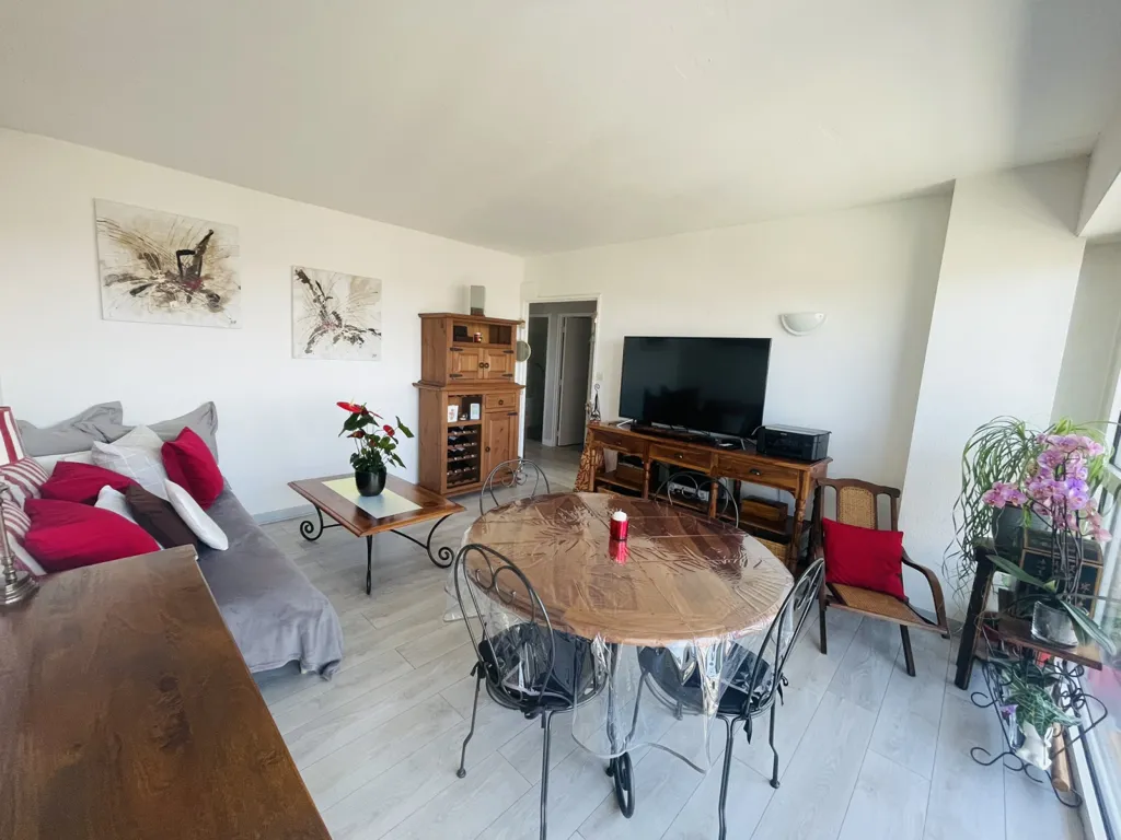 Living Room - Bright Apartment with Balcony in Poitiers