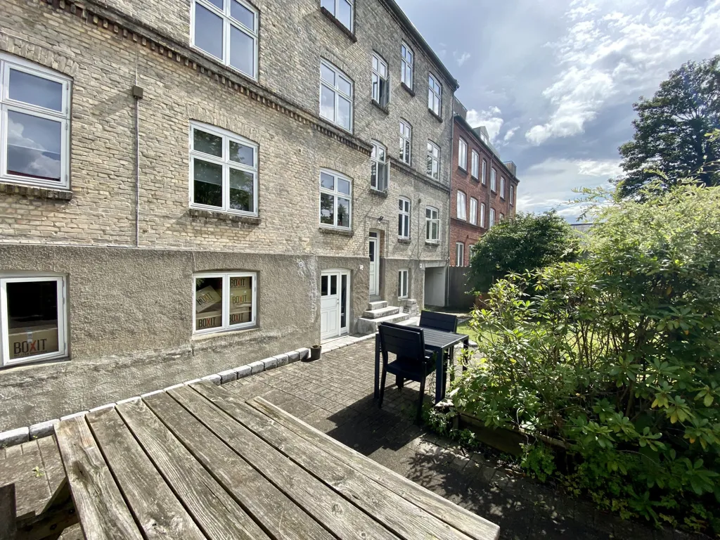 Aed - Two-Bedroom Flat with Exposed Beams in Odense