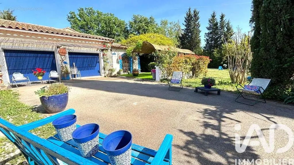 Jardin - Maison de Plain-Pied avec Piscine au Muy