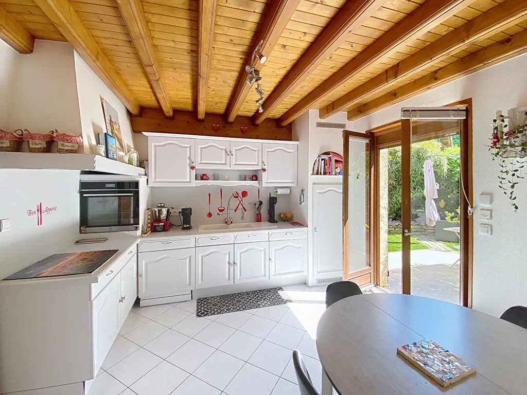 Cuisine - Maison avec Piscine et Garage Double à Genas