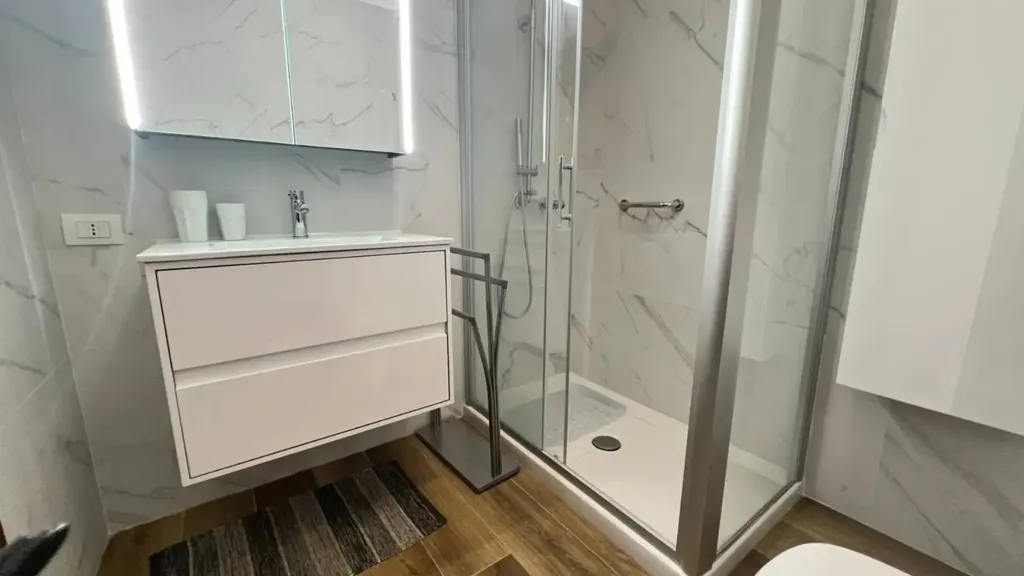 Salles de bain - Ground Floor Apartment with Private Courtyard in Loano