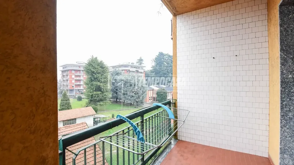 Balcon - Third Floor Flat with Balconies in Cantù