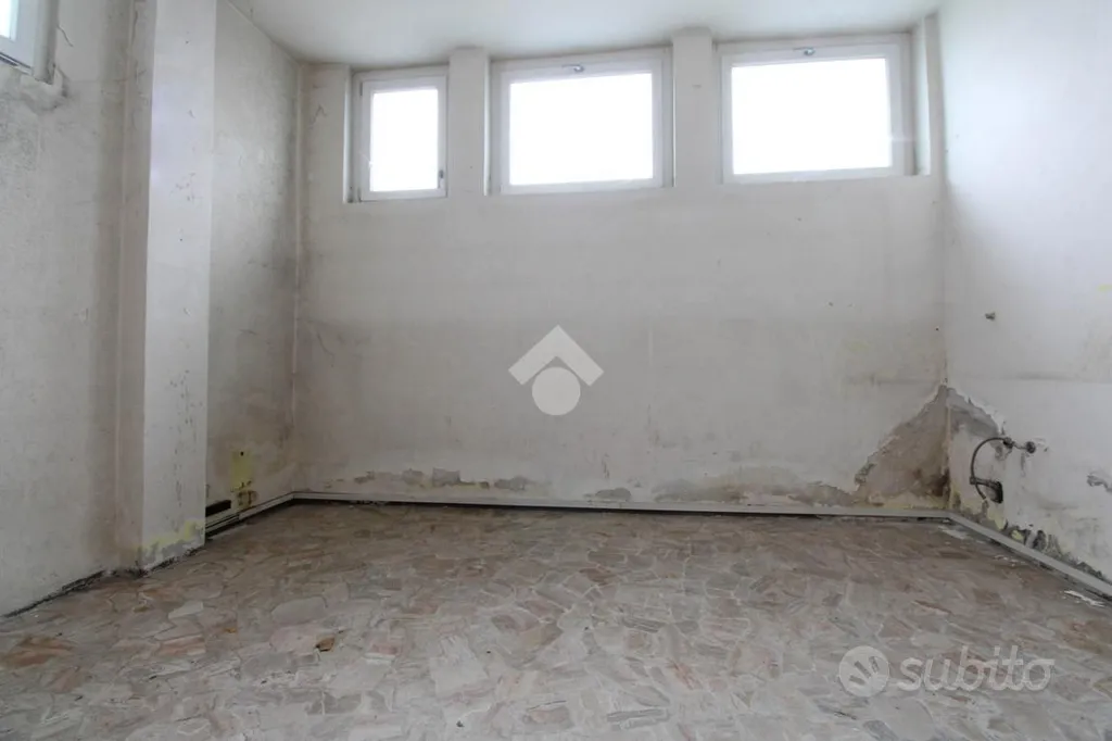 Pièces - Office with Large Windows in Mozzo
